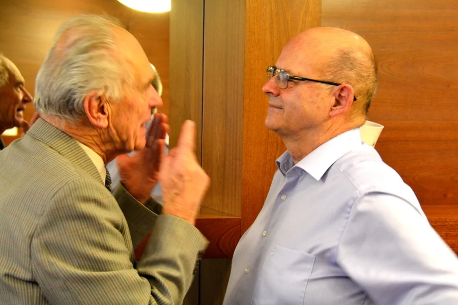 Ehrenmitglied Horst Pollak im Gesräch mit Gerhard Schurian -Betreuer unserer Homepage.