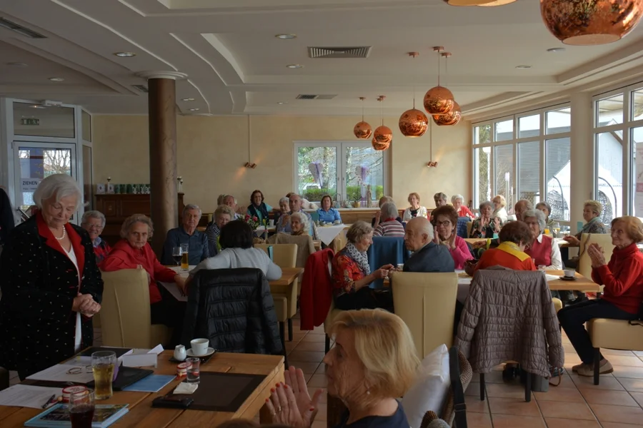 Schöner Speisesaal mit Seeblick