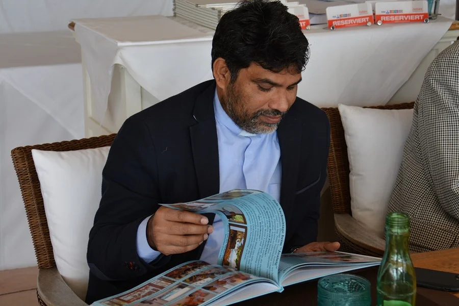 Herr Pfarrer Joseph Thamby Mula#studiert die Chronik 2018