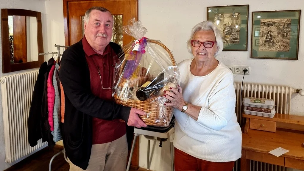 Sieger Peter Benz mit Osterkorb