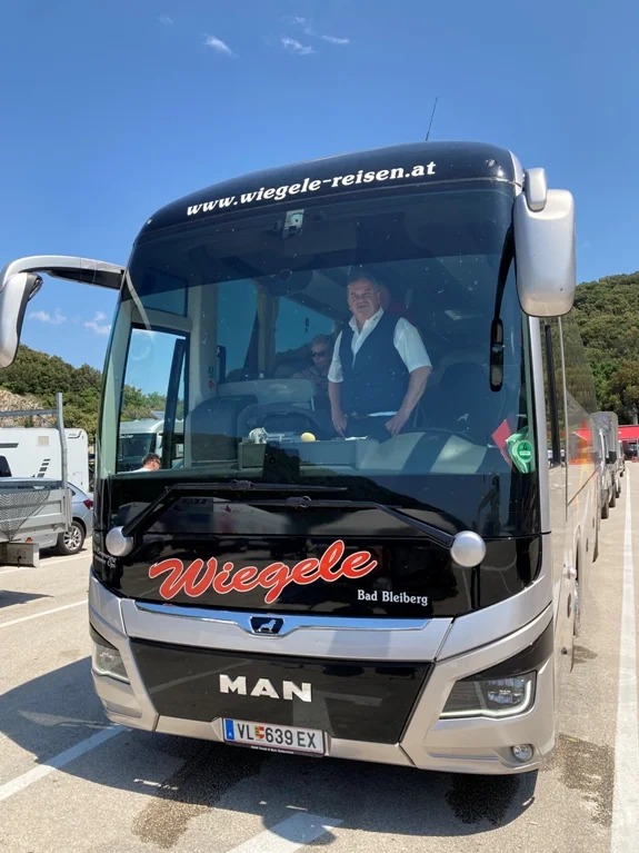 der Bus wartet schon