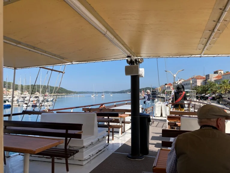 am Schiff findet man Schatten