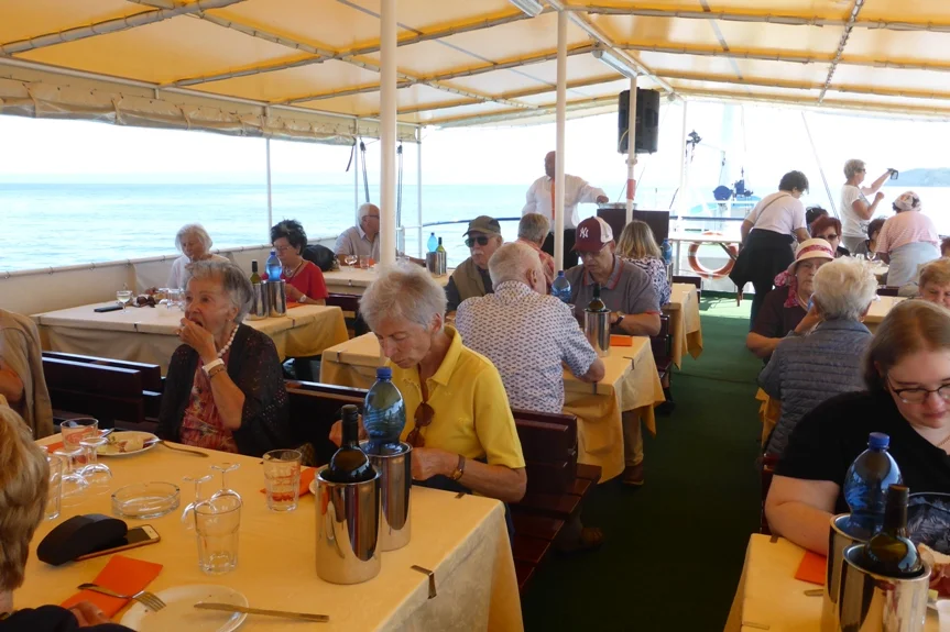 Vormittag, bitte trinkt Vino, Wasser ist schädlich, sagt der Steward.