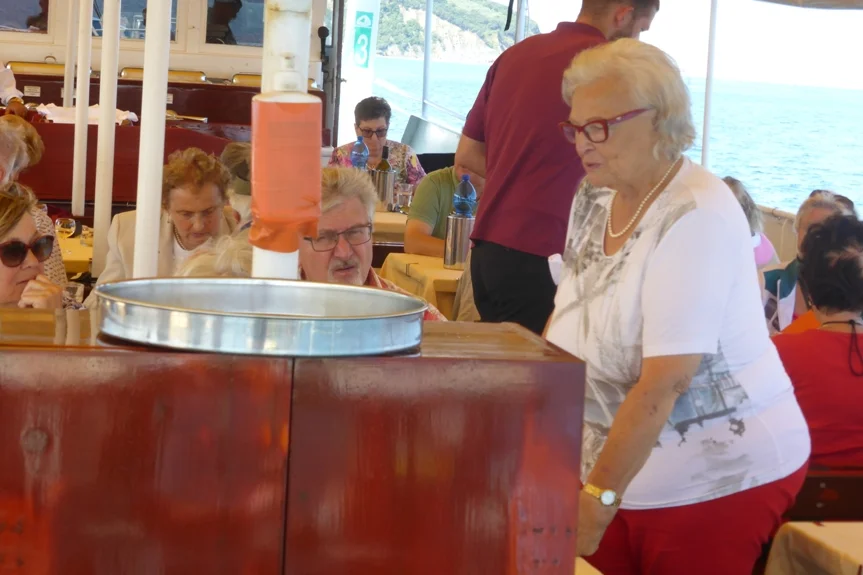 Heidi hat einen kritischen Blick, was sie wohl denkt