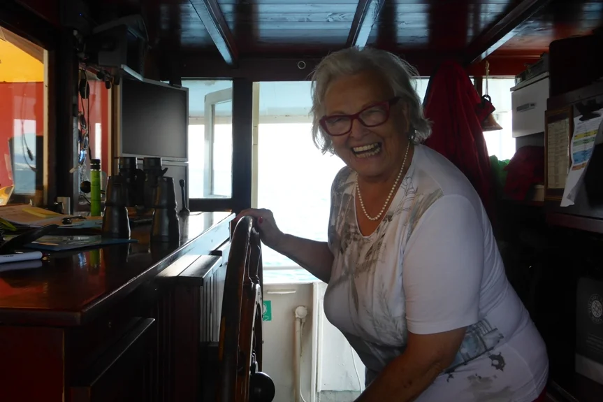 Wer lenkt denn da. Hoffentlich erreichen wir den Hafen.