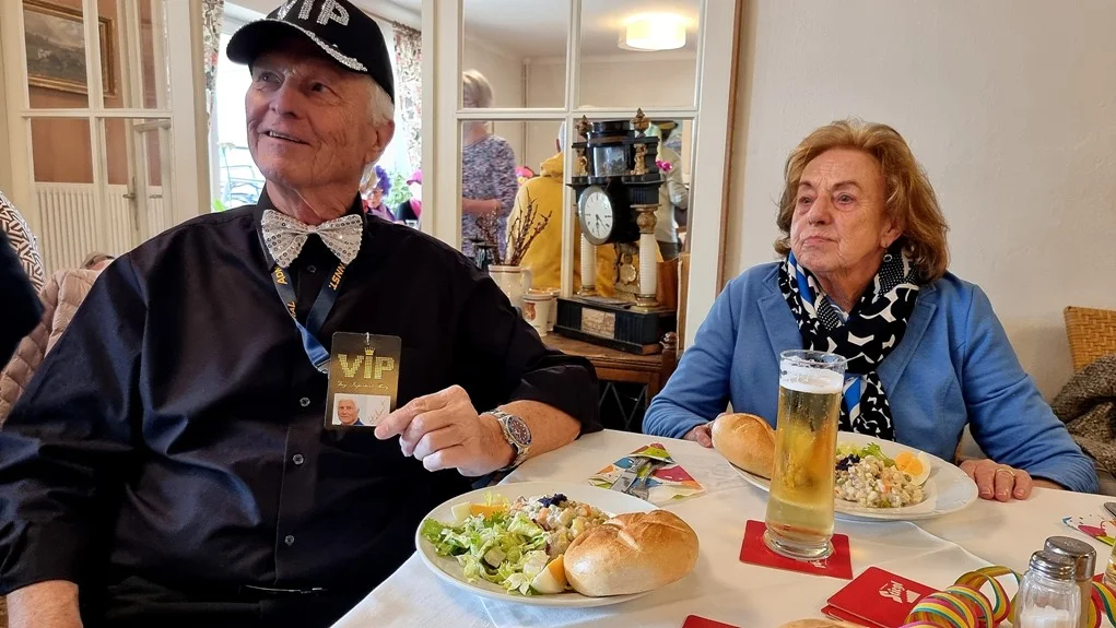 diese VIP Persönlichkeit müssen wir uns merken, sie bekommt ab sofort immer eine Ehrenplatz