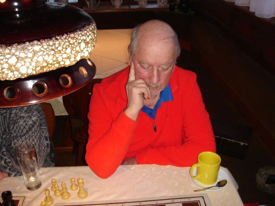 Heinz Kellerer#Spitzenspieler und Alleskönner#Schach, Tanzen, Singen,#Kartenspielen und leidenschaftlicher Petangue-Spieler.