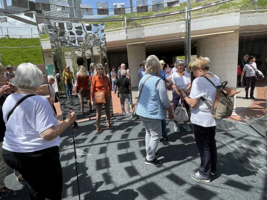 Innen alles mit verzerrten Spiegel