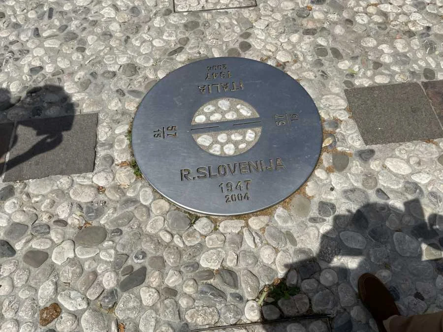 Die Grenze zwischen Slowenien und Italien unmittelbar vor dem Bahnhof