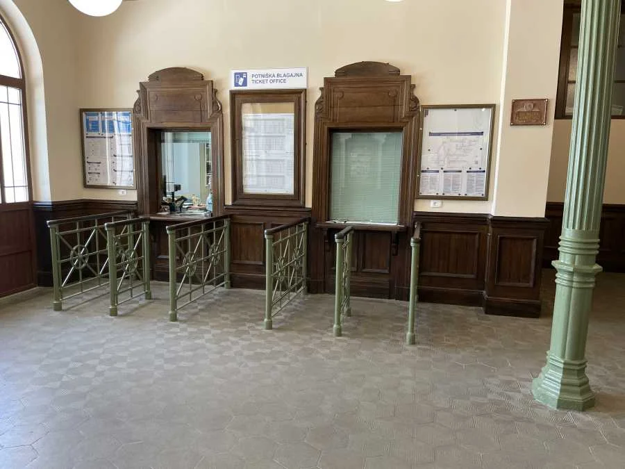 Altehrwürdiger Fahrkartenschalter