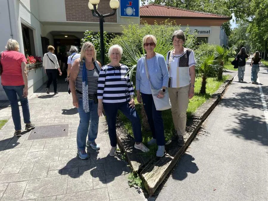 Fesche Madeln vor dem Gasthaus