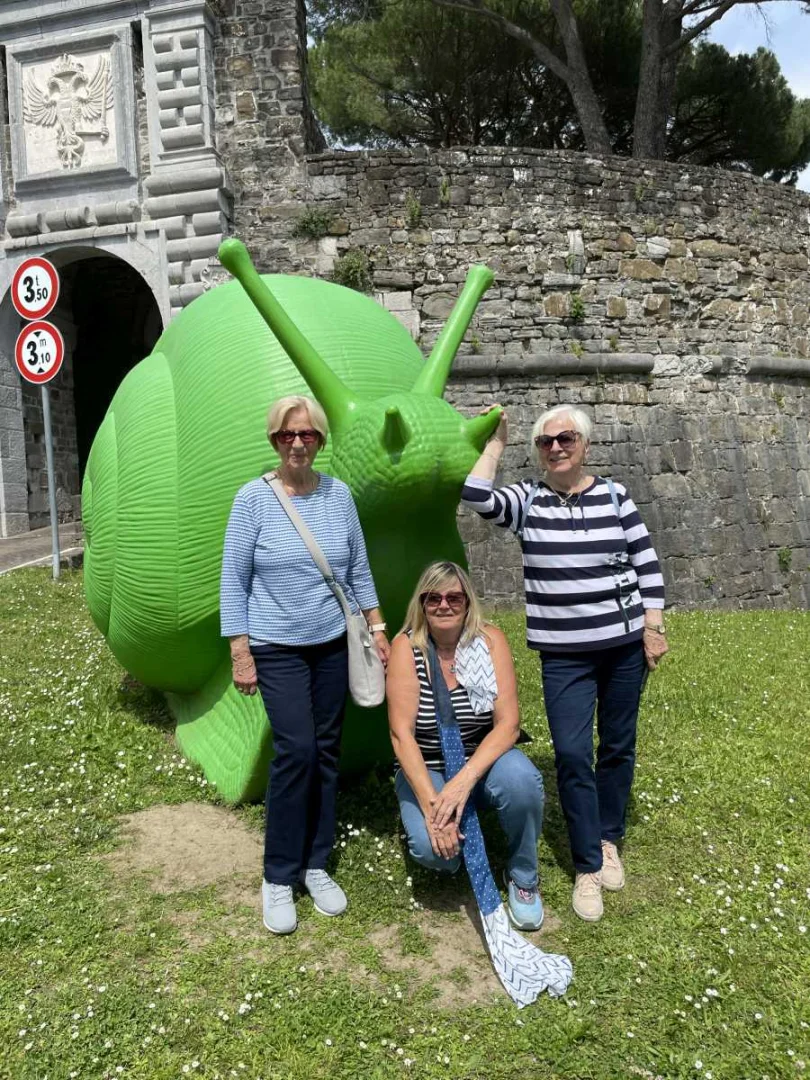 Drei flotte Damen vor einer nicht so flotten Schnecke